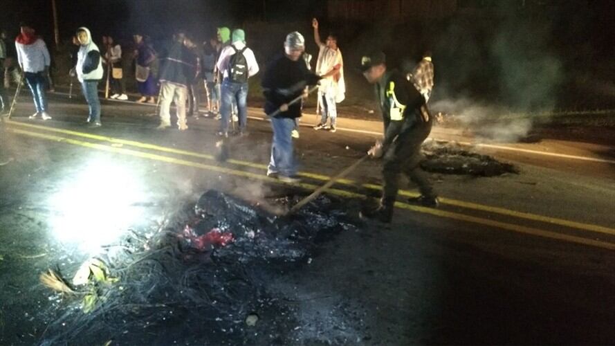 El taponamiento se registraba en el kilómetro 33, donde los manifestantes atravesaron y quemaron palos y llantas. Foto: Policía Nacional