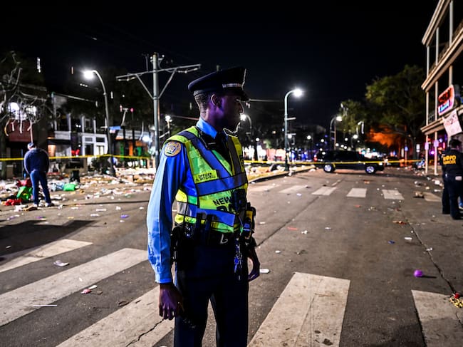 La policía confirmó que el atropellamiento ocurrió con una camioneta y que el conductor disparó a las personas que estaban en la calle.
(Foto: CHANDAN KHANNA/AFP via Getty Images)