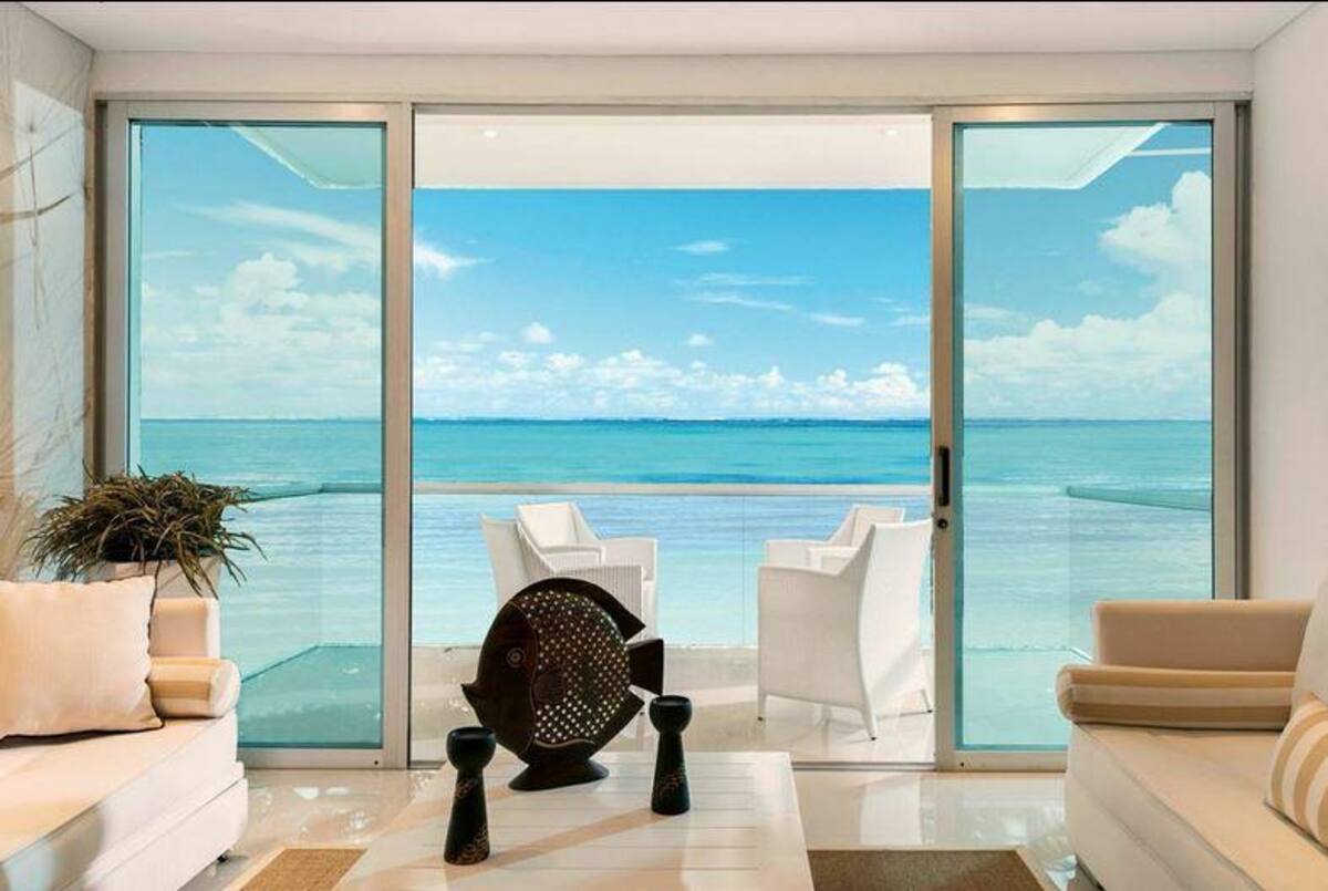 Está ubicado muy cerca al Rodadero, frente a la Costa Caribe y a la Sierra Nevada de Santa Marta.