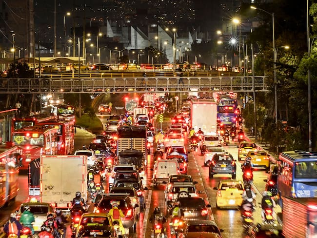 Tráfico denso en una avenida de Bogotá, el 19 de septiembre de 2022. Foto de JOAQUIN SARMIENTO/AFP via Getty Images.