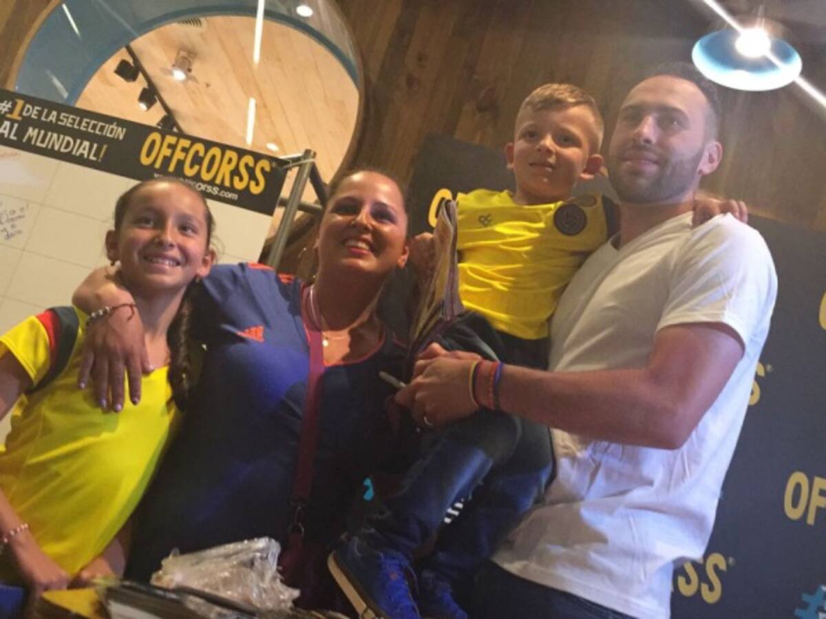 David Ospina compartió con la afición colombiana en Bogotá