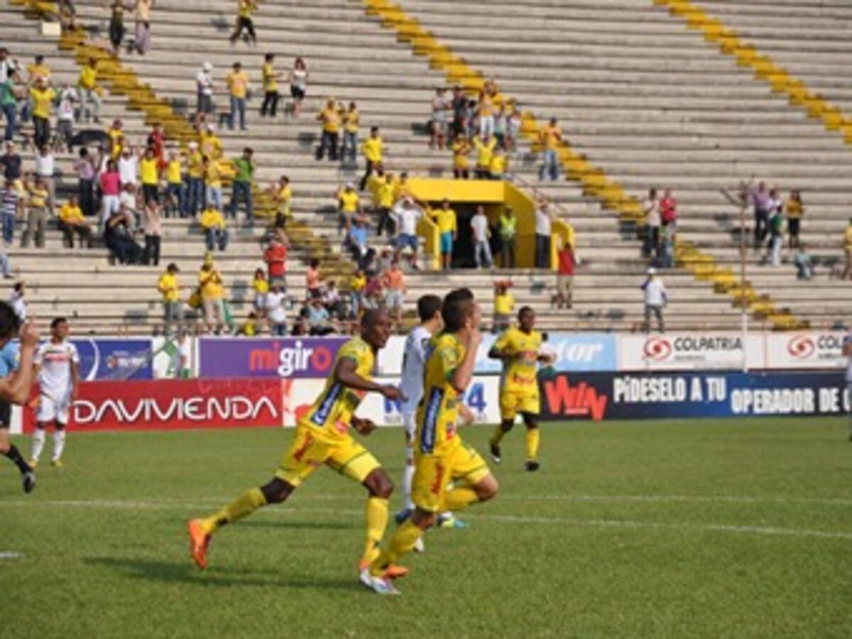 Atlético Huila golea 3-0 a Alianza Petrolera en Neiva