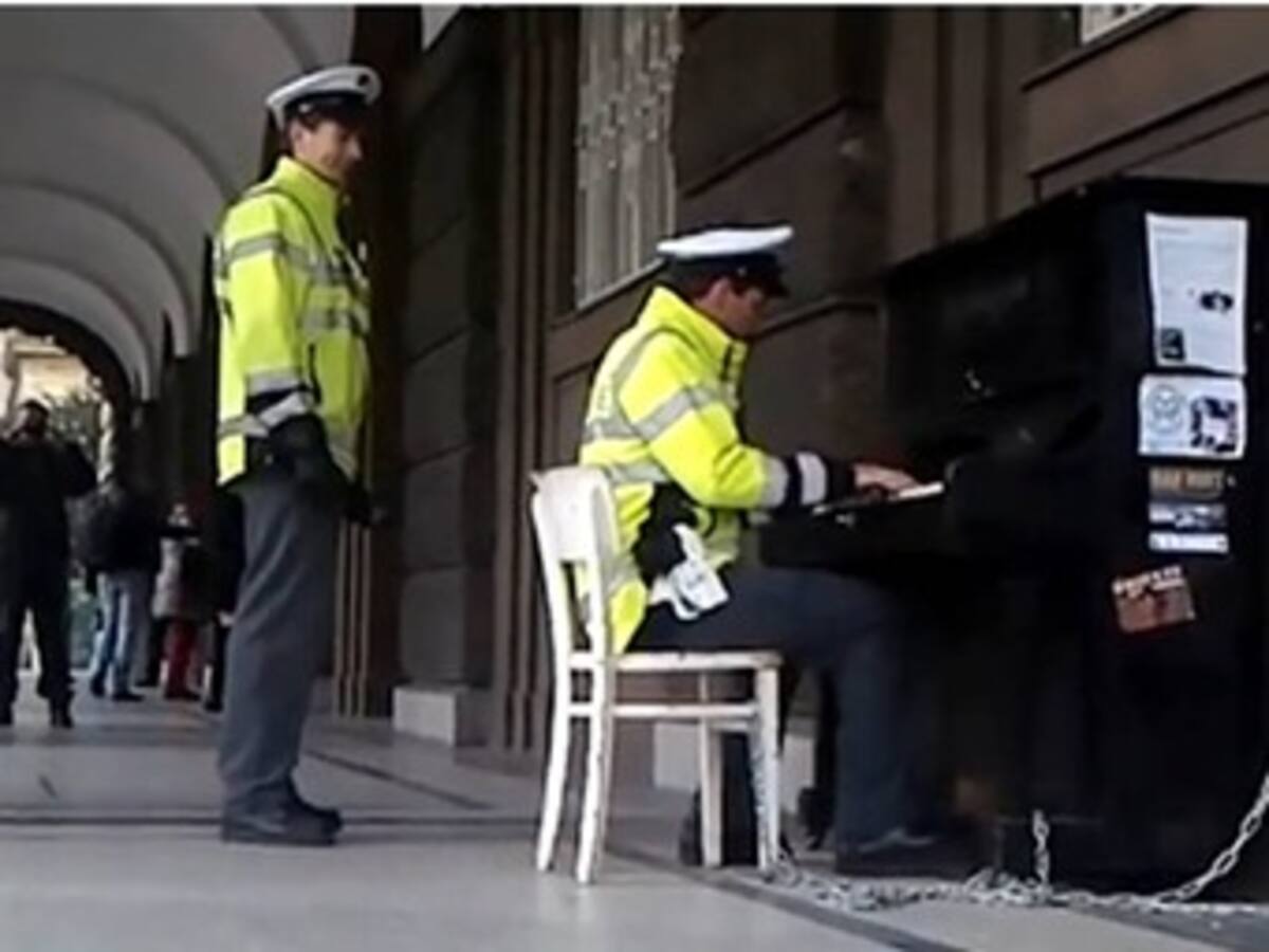 Vídeo de policía checo tocando el piano en la calle arrasa en internet