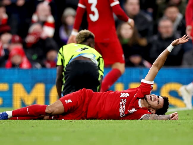 Liverpool (United Kingdom), 23/12/2023.- Luis Diaz of Liverpool reacts as he goes down with an injury during the English Premier League soccer match between Liverpool FC and Arsenal FC, in Liverpool, Britain, 23 December 2023. (Reino Unido) EFE/EPA/ADAM VAUGHAN EDITORIAL USE ONLY. No use with unauthorized audio, video, data, fixture lists, club/league logos, &#039;live&#039; services or NFTs. Online in-match use limited to 120 images, no video emulation. No use in betting, games or single club/league/player publications.