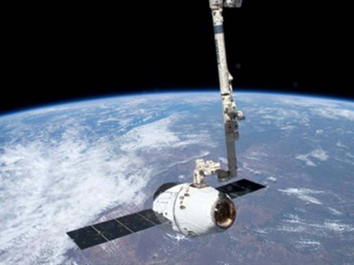 Cápsula privada Dragon llega Estación Espacial Internacional con suministros