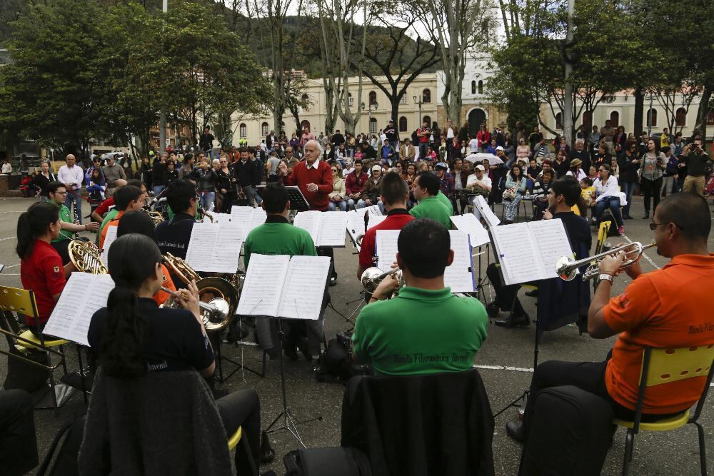 Las víctimas quemadas con agentes químicos realizaron un plantón con la participación de la Orquesta Filarmónica Juvenil.