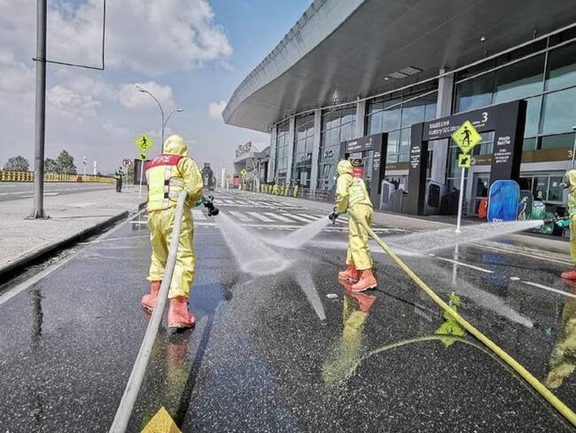 Aeropuerto El Dorado adelanta desinfección de instalaciones por COVID-19