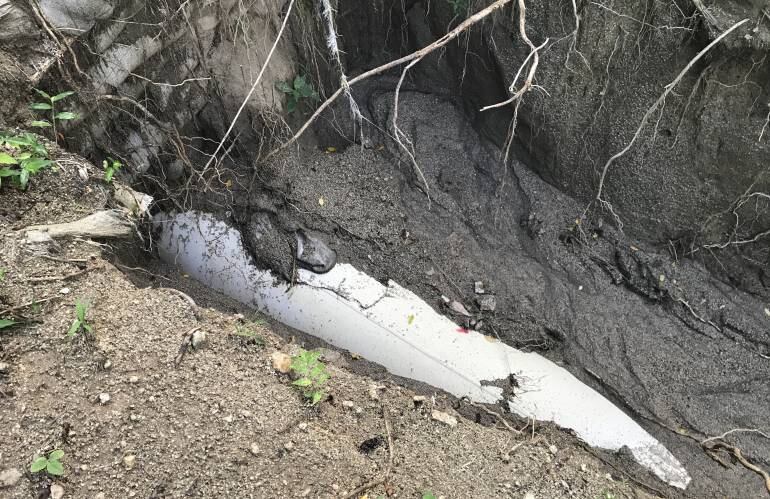 La tubería de gas está por encima de la carretera. /FOTO CARACOL RADIO