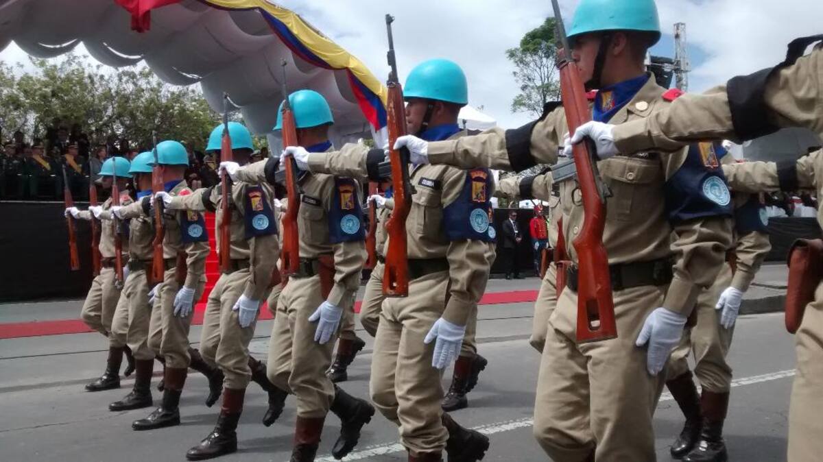 Miles de personas en todo el país se movilizan para observar los desfiles del 20 de julio.
