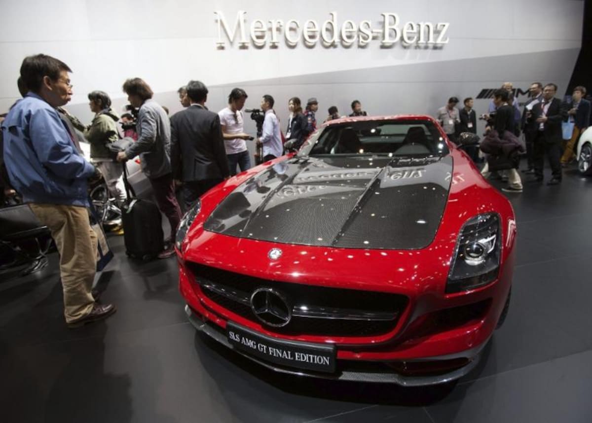 Mercedes-Benz presenta el modelo SLS AMG GT Final Edition durante su exhibición en la 43ª edición del Salón del Automóvil de Tokio (Japón)