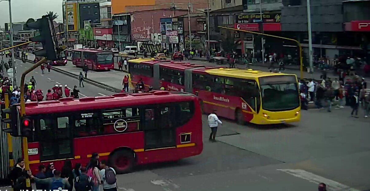 Manifestaciones  en la Av. Caracas con calle 13 -Secretaría de Tránsito