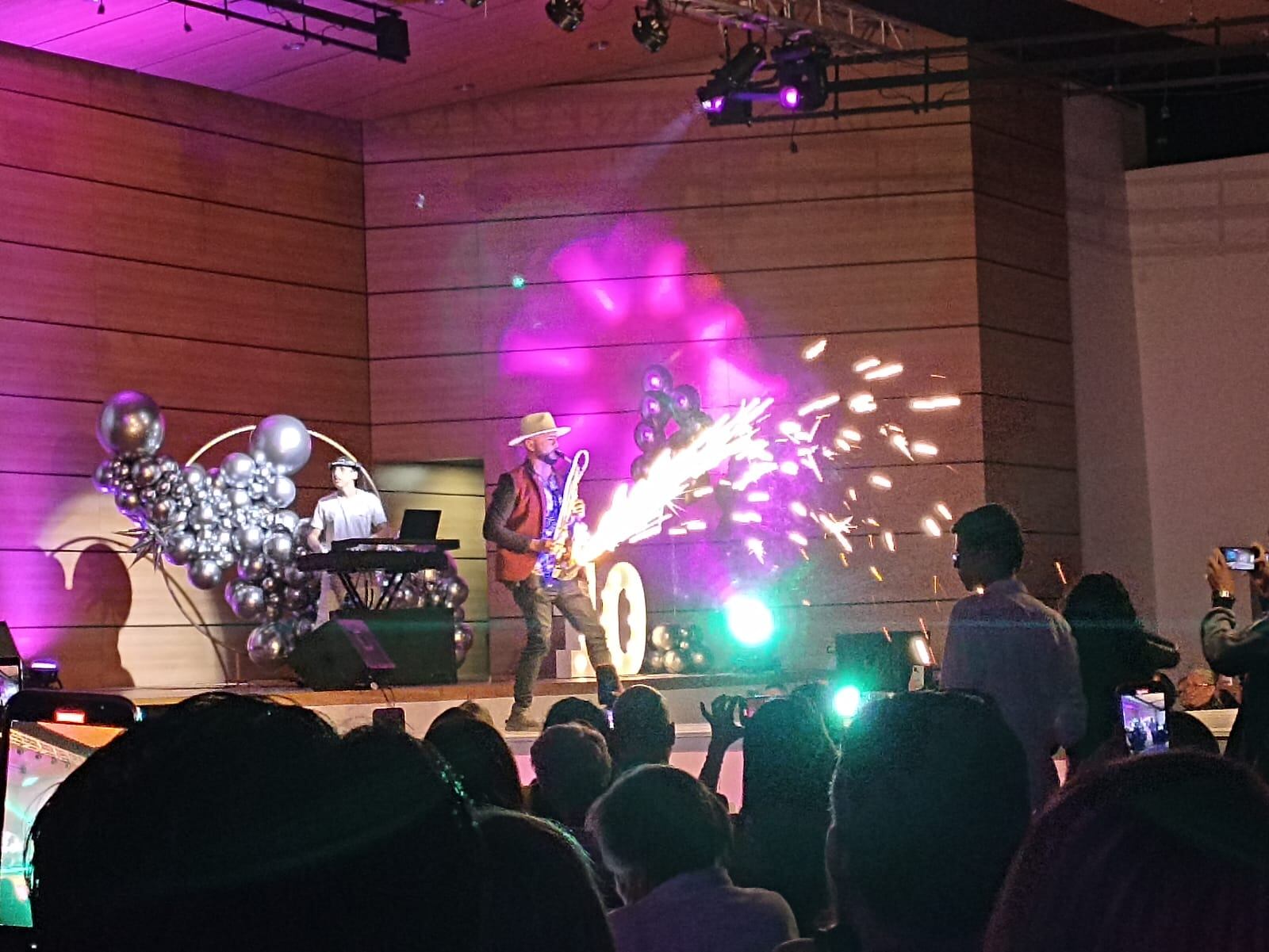 Hermoso show SAXO FAIBER SAX Y DJ JAMES LLOP de la pasarela de la vida de Lazo Rosa en Armenia