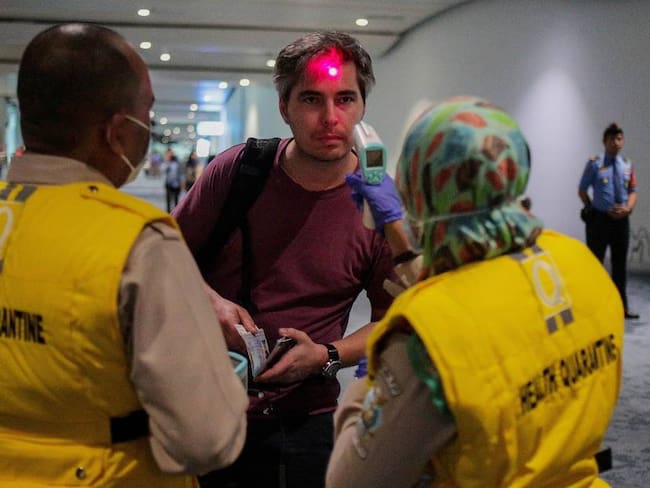 Revisión de viajeros que llegan a Indonesia.              Foto: Getty 