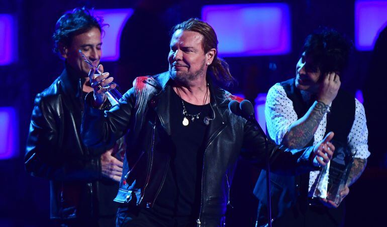 Ex esposa del vocalista de Maná preocupada por sus cirugías