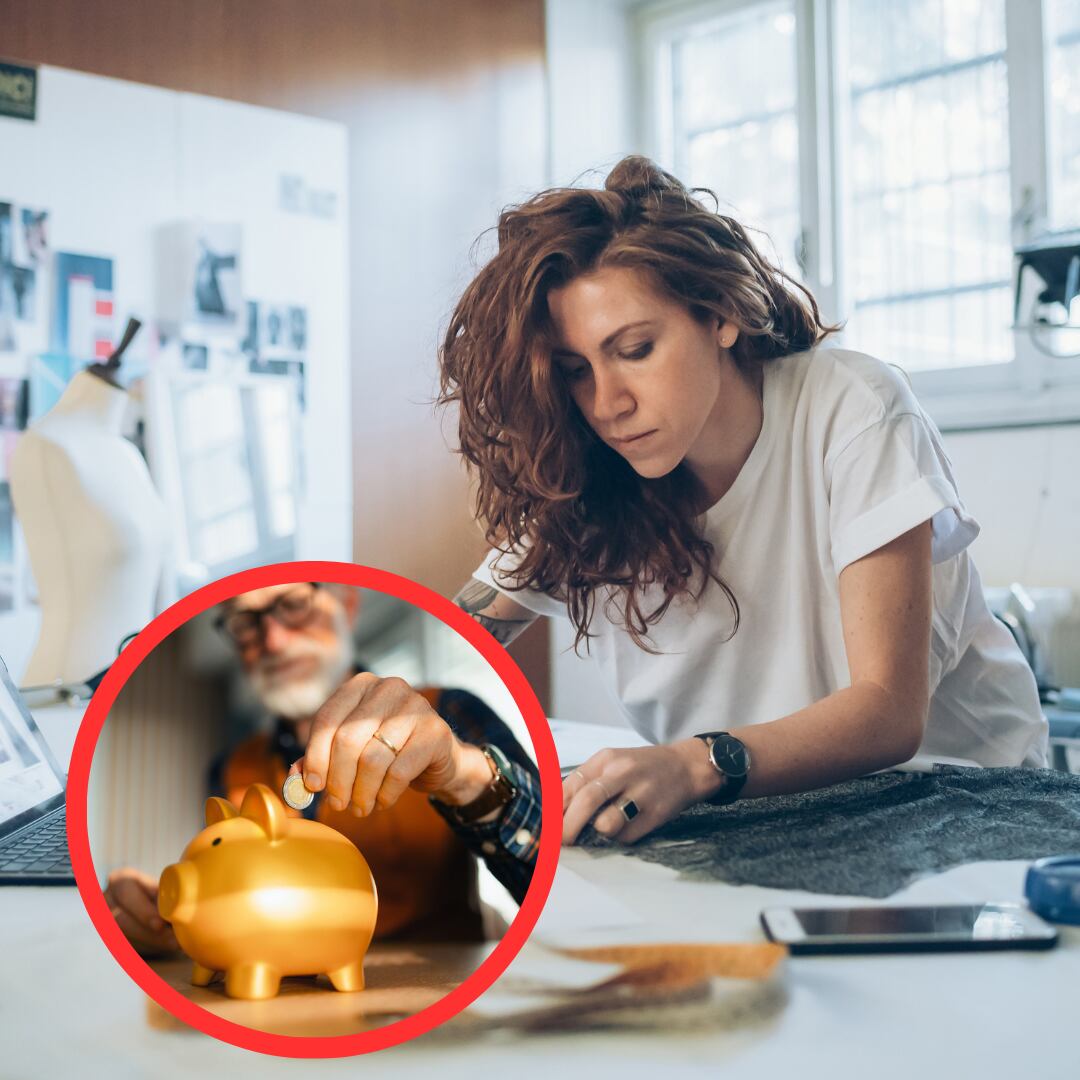 Mujer trabajando y hombre con alcancía dorada (Getty Images)