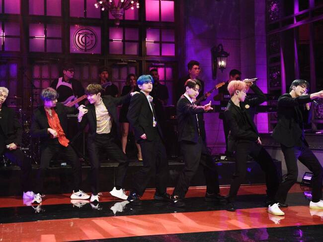 BTS presentando ‘Boy With Luv’ en Saturday Night Live.