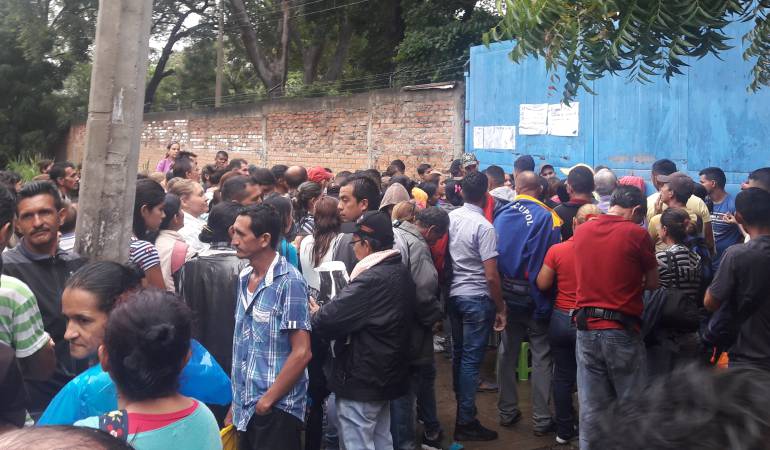 Venezolanos a la espera del proceso de nacionalización en Cúcuta. 