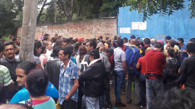 Venezolanos a la espera del proceso de nacionalización en Cúcuta.