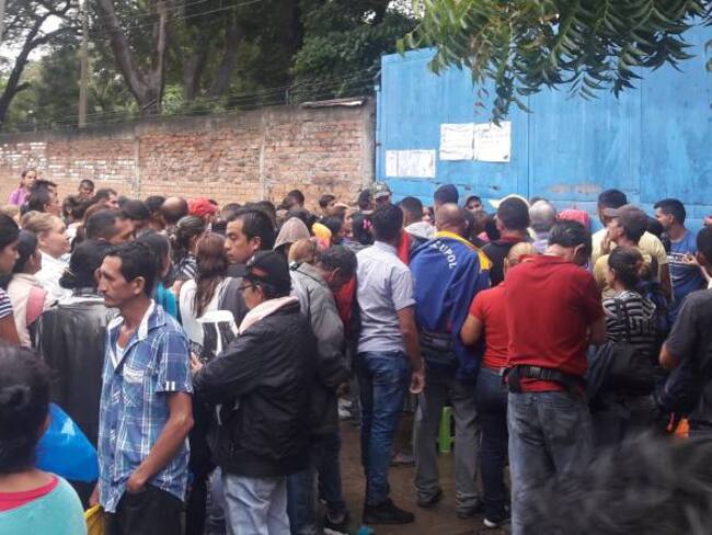 Venezolanos a la espera del proceso de nacionalización en Cúcuta. 
