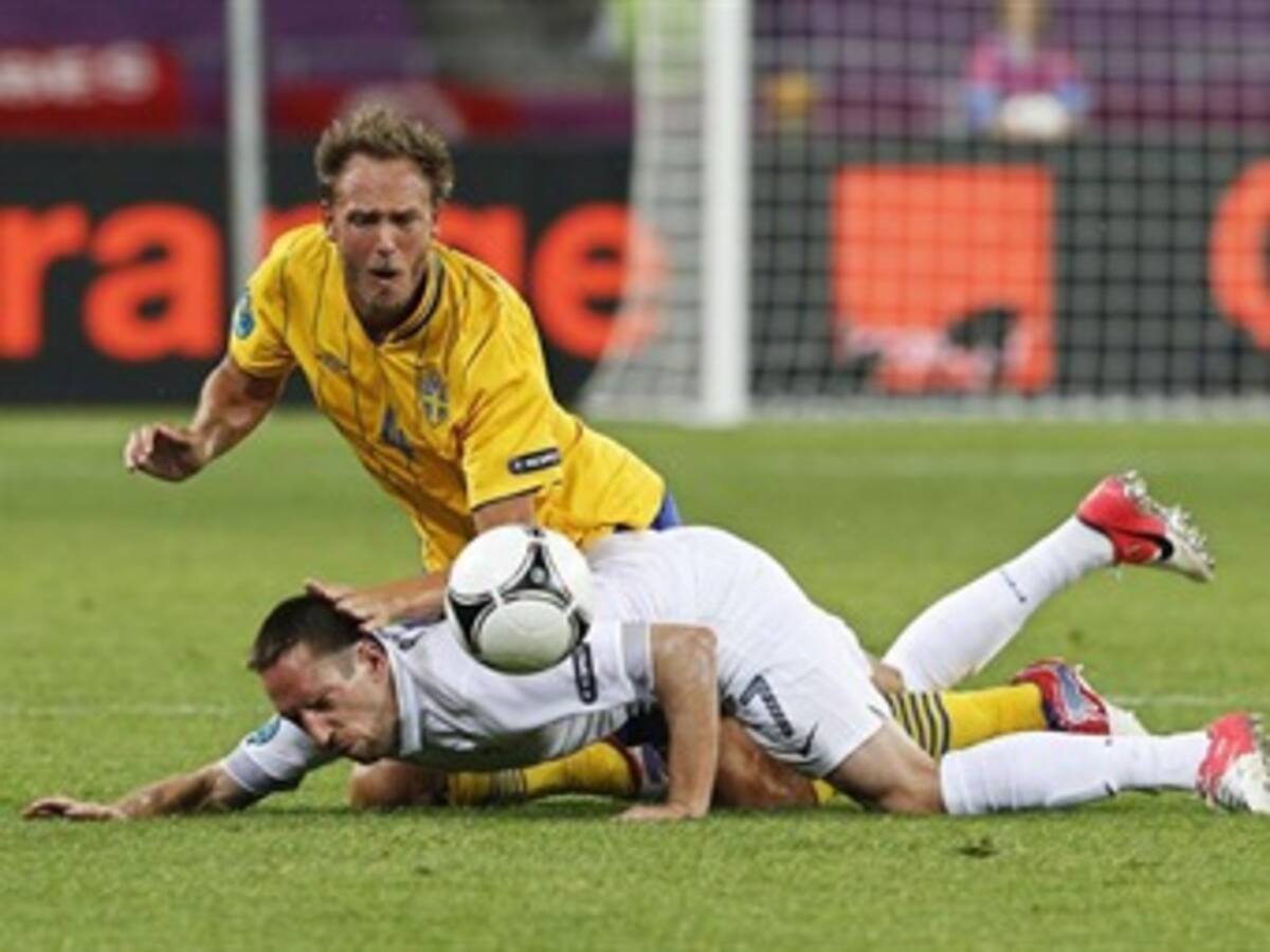 Francia, en su peor partido, cayó ante Suecia pero clasificó a cuartos