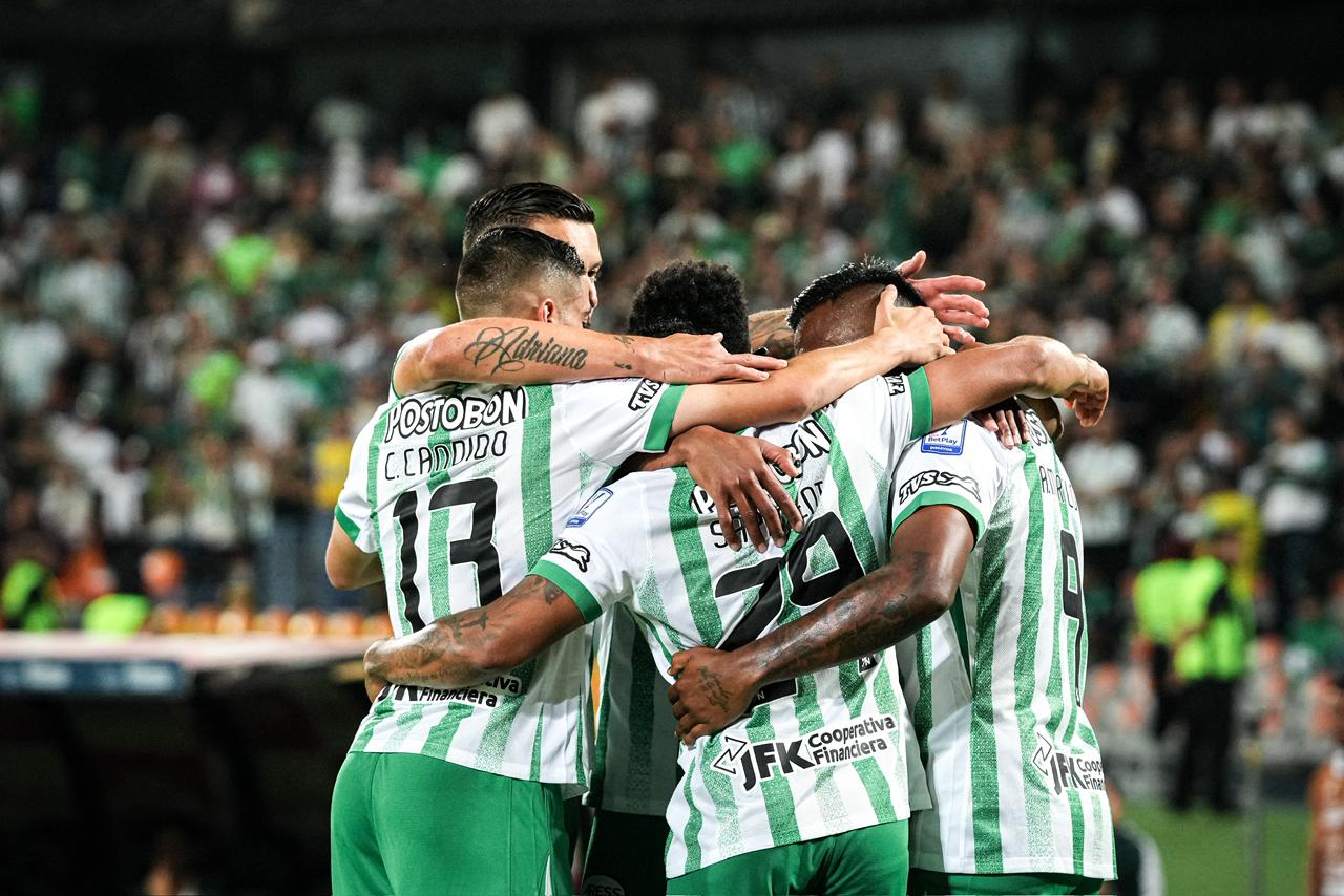 Los jugadores de Atlético Nacional celebran uno de sus goles frente al Cali / Colprensa.