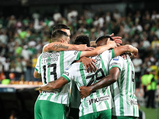 Los jugadores de Atlético Nacional celebran uno de sus goles frente al Cali / Colprensa.