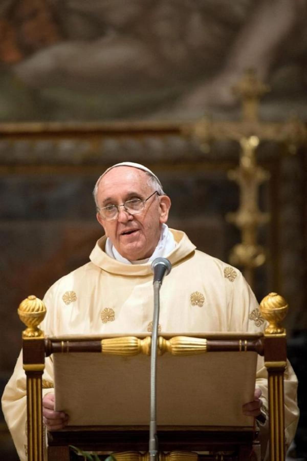 "También nosotros somos como ese pueblo que de una parte nos gustar escuchar a Jesús, pero a otra parte nos gustar criticar a los otros, condenar a los otros. El mensaje de Jesús es la misericordia"; dijo a los feligreses.  Foto: Agencia Efe.