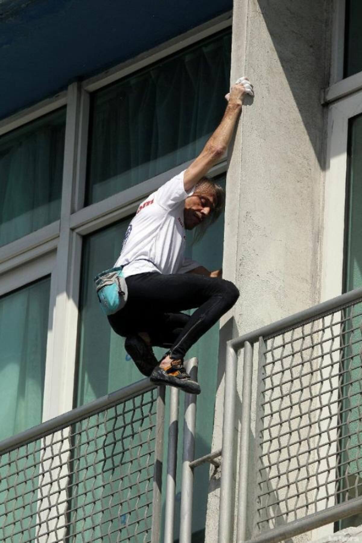 En enero 2009, para responder a la solicitud de sus fans, Alain Robert publica su película La leyenda del hombre araña, disponible en su página web con edición limitada. Si bien Alain fue filmado por otras cadenas televisivas, quería un documental más personal. Fue así que, bajo la dirección de Olivier VAN.L, trabajaron meses juntos, seleccionando imágenes de escaladas preferidas de Alain. En el documental explica sus técnicas y habla de forma intimista sobre su filosofía de vida.