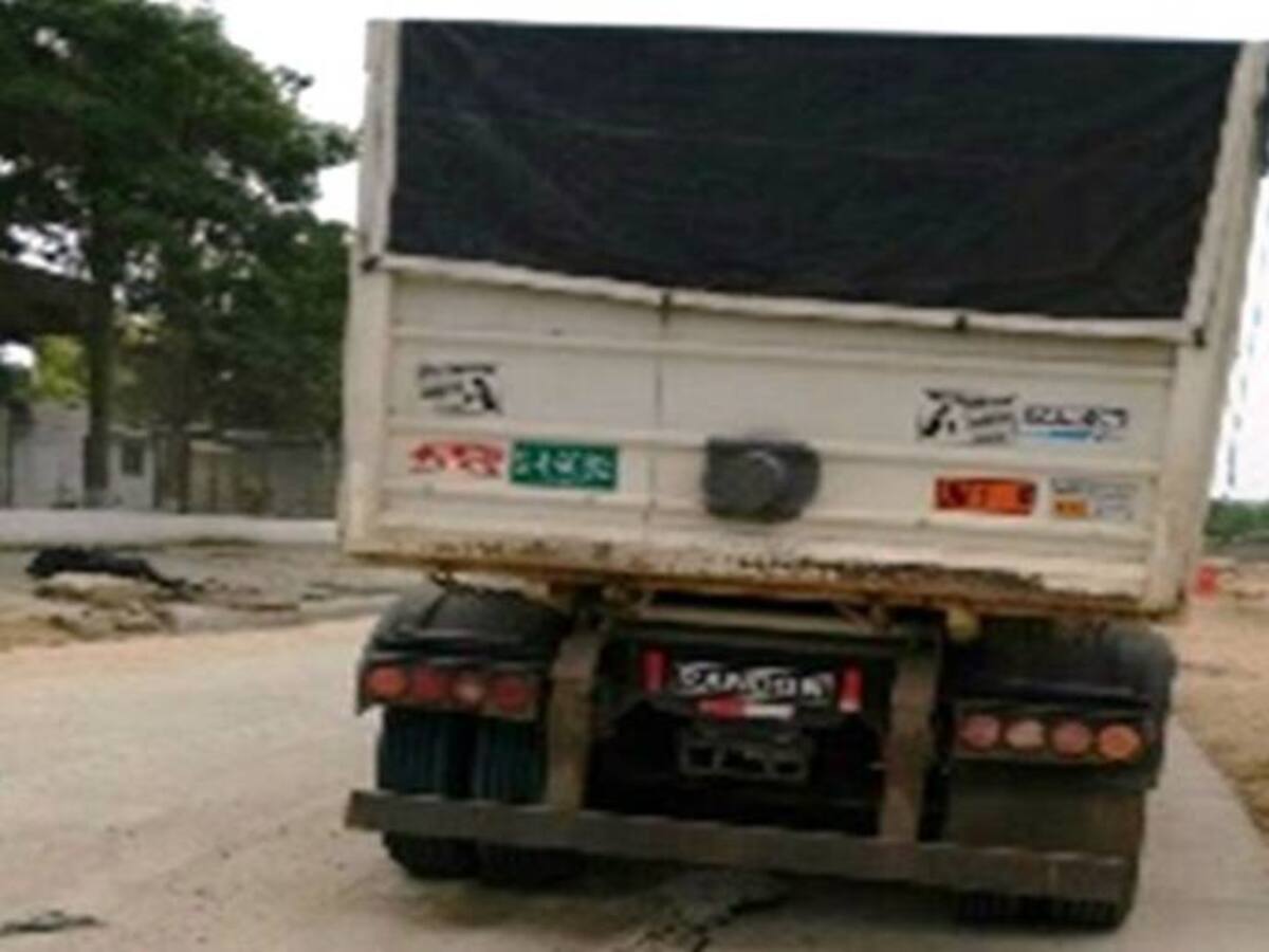 Daños en la vía principal de Arroz Barato por el mal uso de vehículos pesados