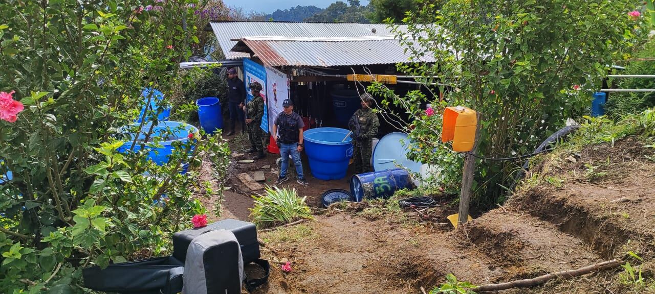 Los insumos y el material ubicado en los laboratorios quedó a disposición del CTI de la Fiscalía para el procedimiento judicial.