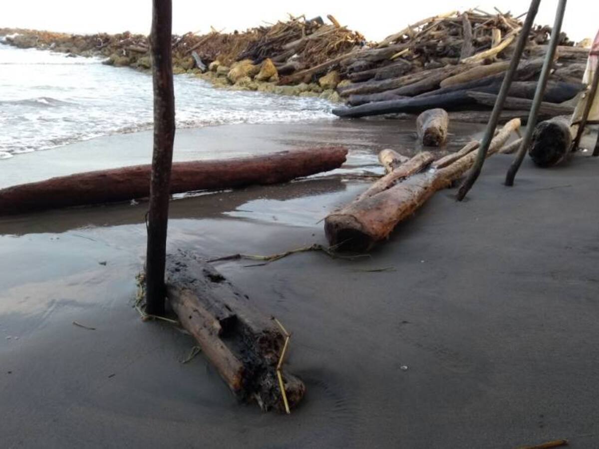 Las basuras se toman las playas de Salgar