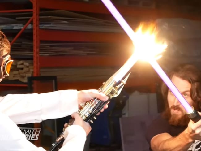 Star Wars: ingeniero creó el primer sable de luz capaz de cortar acero
