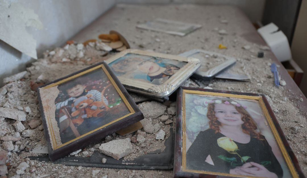 Fotos de menores en un edificio dañado por bombardeos en Mariúpol