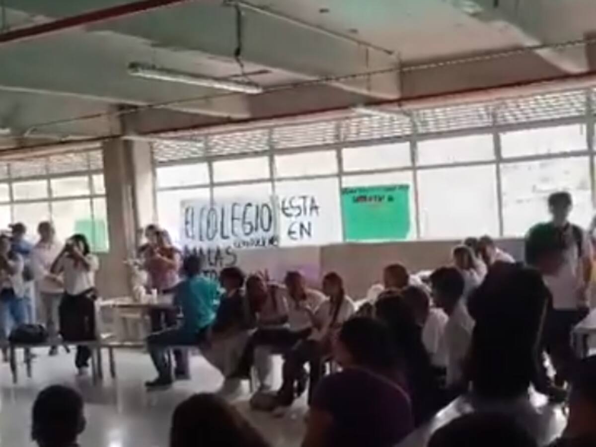Estudiantes y docentes de colegio en Itagüí protestaron por incumplimiento de obras