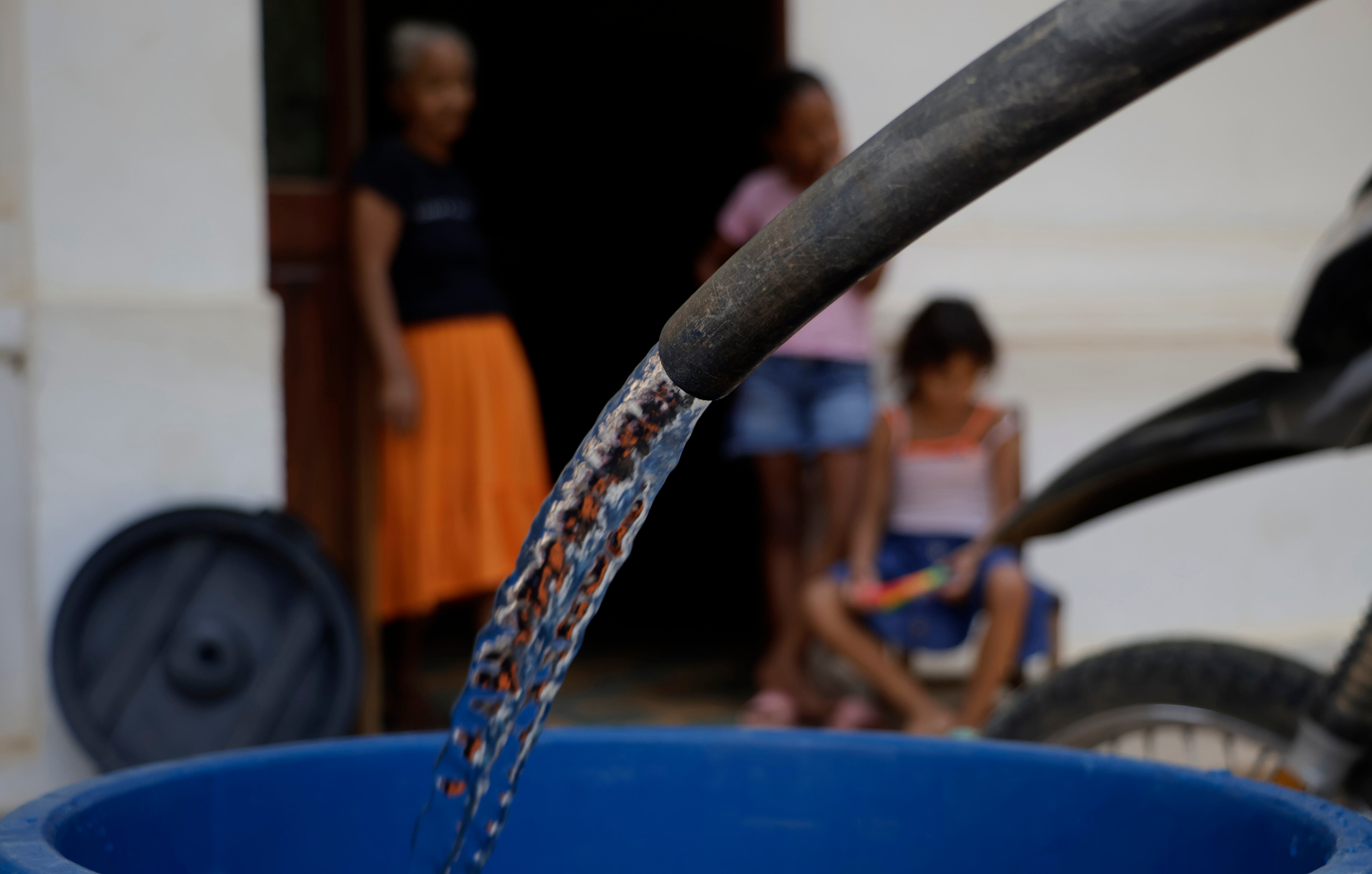 ACOMPAÑA CRÓNICA: COLOMBIA SEQUÍA AME3661. GUATACA (COLOMBIA), 30/03/2024.- Fotografía de una manguera llenando un tanque con agua potable suministrada por un carrotanque, el 27 de marzo de 2024, en la población de Gautaca, corregimiento del municipio de Santa Cruz de Mompox (Colombia). En Guataca, un caserío del departamento colombiano de Bolívar, de calles tórridas y polvorientas, rodeado por una gran riqueza hídrica, no hay agua potable para consumo por una prolongada sequía que obliga a su gente a abastecerse en un arroyo que está prácticamente seco y cubierto por la maleza. EFE/Ricardo Maldonado Rozo