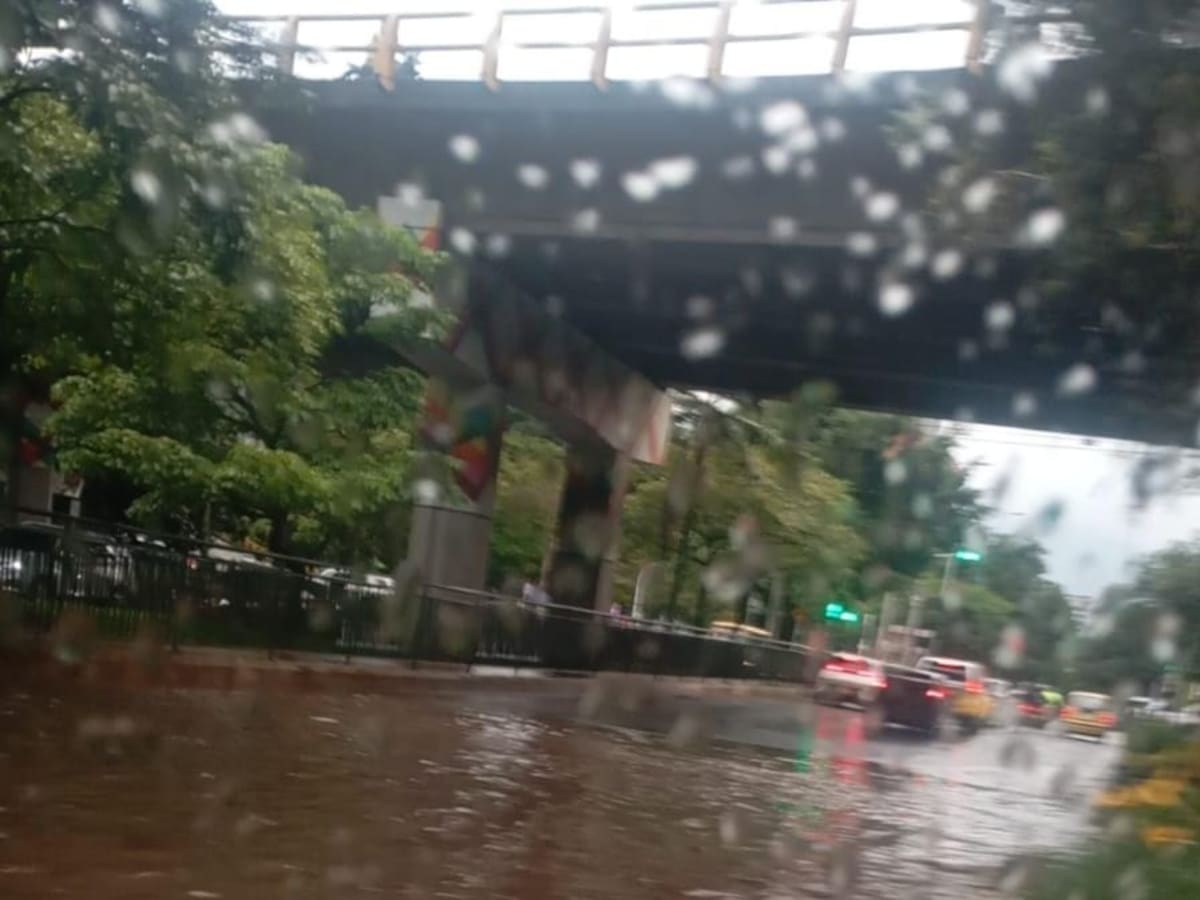 Medellín: fuerte aguacero dejó árboles y techos caídos e inundaciones en vías y casas