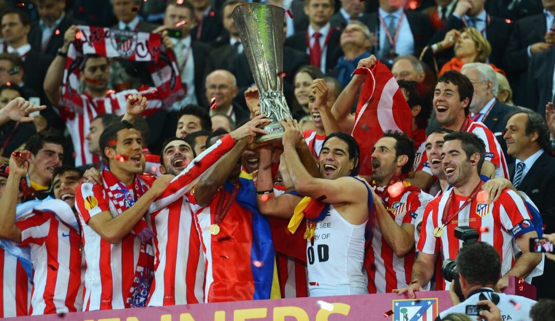 Falcao García festeja con el trofeo de la Liga de Europa jugando para el Atlético de Madrid en la temporada 2011-2012.