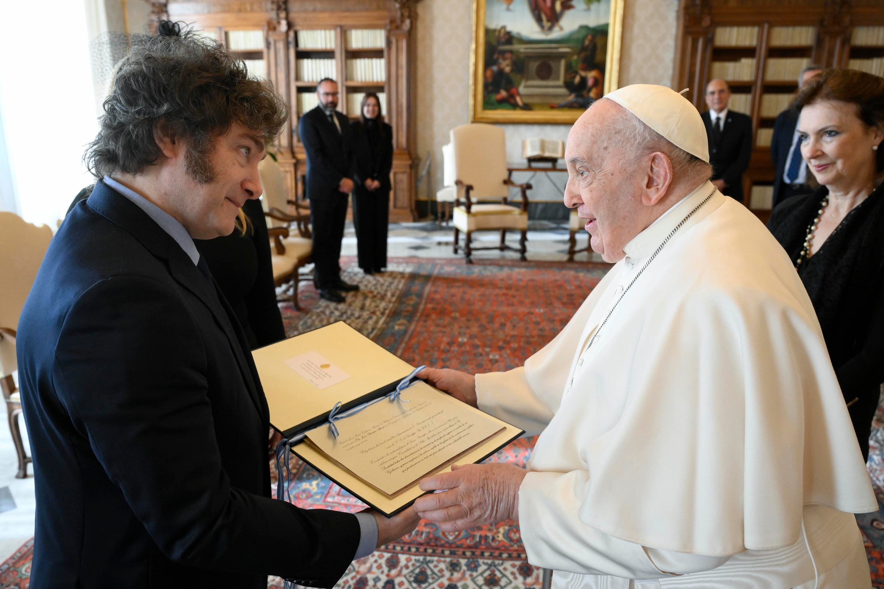 Vatican City (Vatican City State (holy See)), 12/02/2024.- A handout picture provided by the Vatican Media shows Pope Francis (R) receives Argentina's President Javier Milei (L), during an audience at the Vatican City, 12 February 2024. (Papa) EFE/EPA/VATICAN MEDIA HANDOUT HANDOUT EDITORIAL USE ONLY/NO SALES HANDOUT EDITORIAL USE ONLY/NO SALES