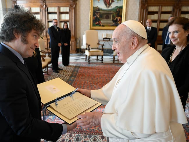 Vatican City (Vatican City State (holy See)), 12/02/2024.- A handout picture provided by the Vatican Media shows Pope Francis (R) receives Argentina&#039;s President Javier Milei (L), during an audience at the Vatican City, 12 February 2024. (Papa) EFE/EPA/VATICAN MEDIA HANDOUT HANDOUT EDITORIAL USE ONLY/NO SALES HANDOUT EDITORIAL USE ONLY/NO SALES