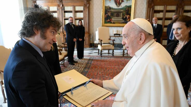 Vatican City (Vatican City State (holy See)), 12/02/2024.- A handout picture provided by the Vatican Media shows Pope Francis (R) receives Argentina&#039;s President Javier Milei (L), during an audience at the Vatican City, 12 February 2024. (Papa) EFE/EPA/VATICAN MEDIA HANDOUT HANDOUT EDITORIAL USE ONLY/NO SALES HANDOUT EDITORIAL USE ONLY/NO SALES