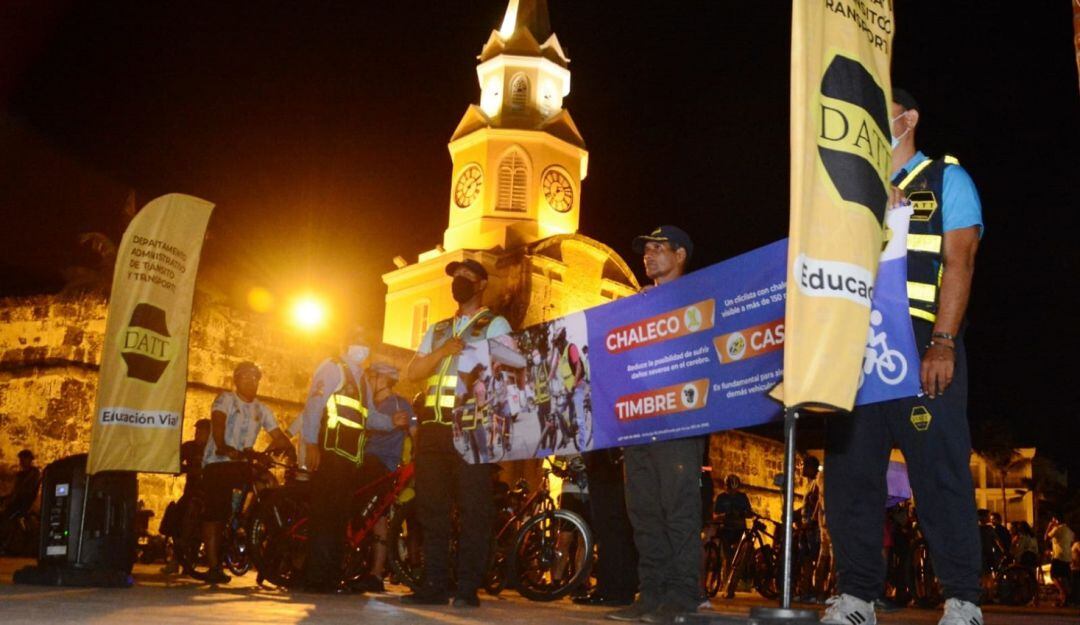 La autoridad de tránsito recomienda a los bici usuarios el uso de los artículos básicos de seguridad, como son el casco, chaleco y luces