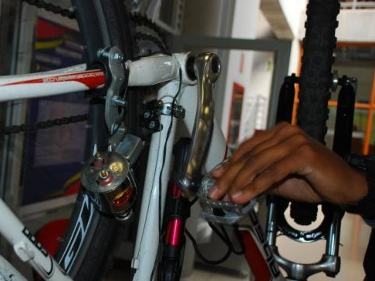 Cargar el celular pedaleando, una idea de negocio saludable