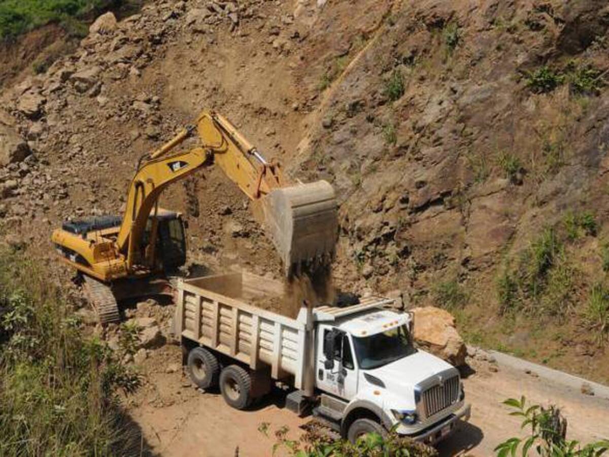 Falta de recursos hace que los residuos de los derrumbes continúen en las vías: Invías