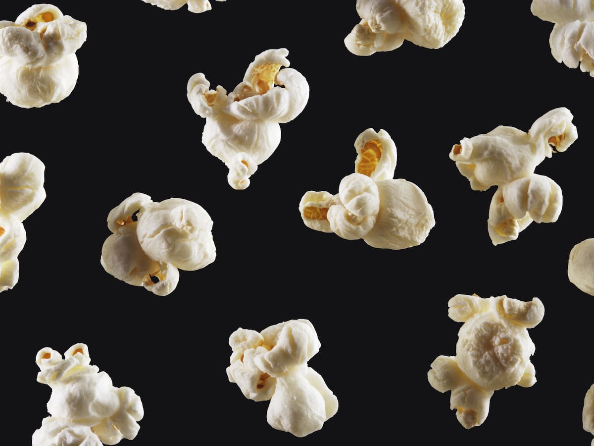 Sencillo truco con agua para que el maíz pira reviente todo: Queda como el del cine