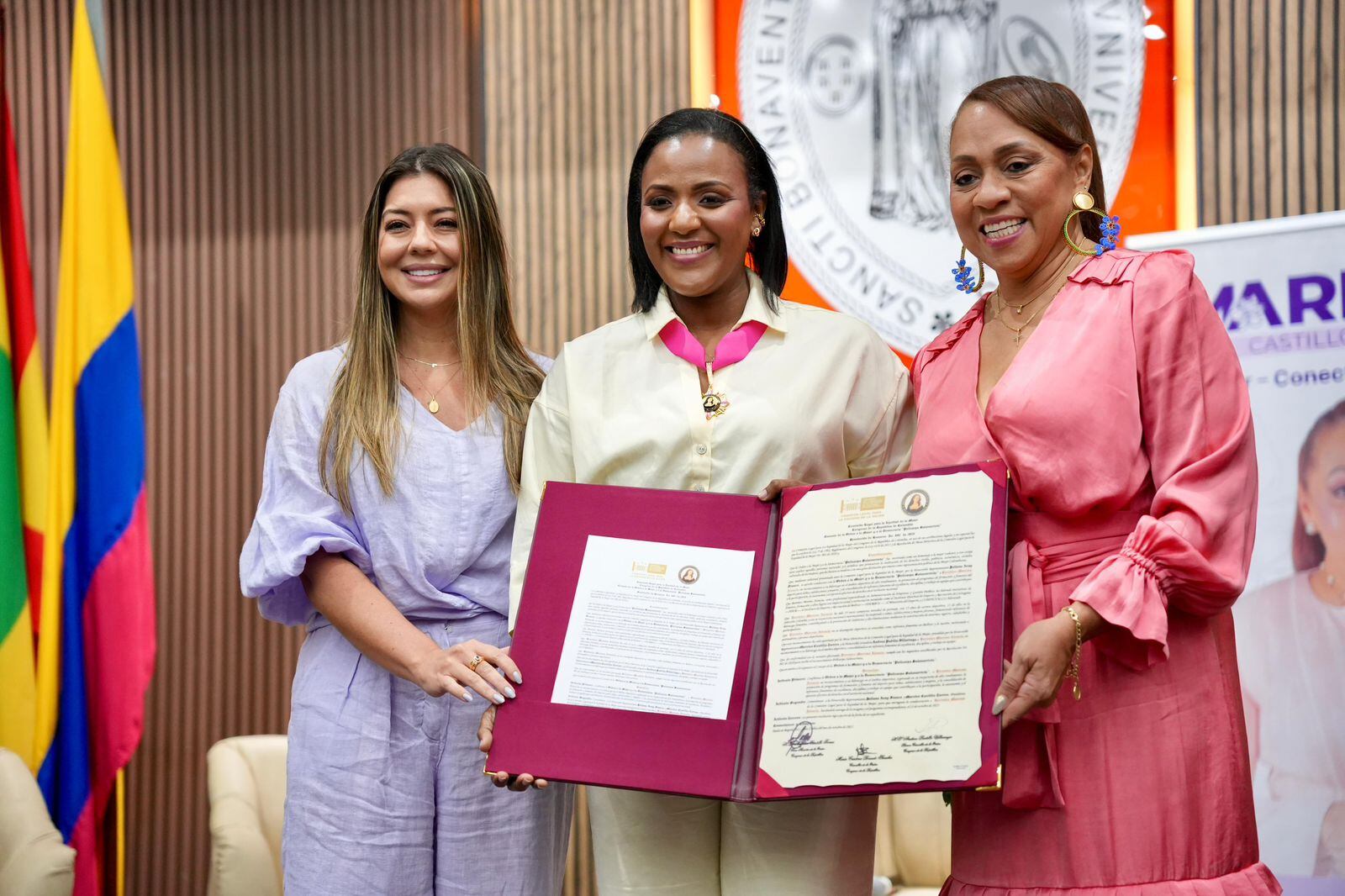 Congresista Juliana Aray condecora a dos mujeres bolivarenses con la Orden Policarpa Salavarrieta