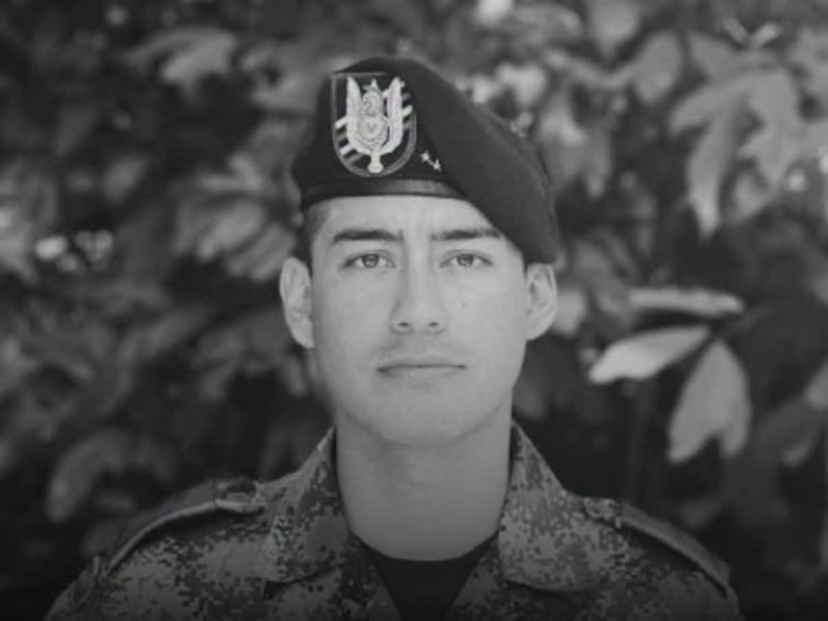 Banderas a media asta en Tópaga tras muerte de capitán boyacense en ataque con drones en Ocaña