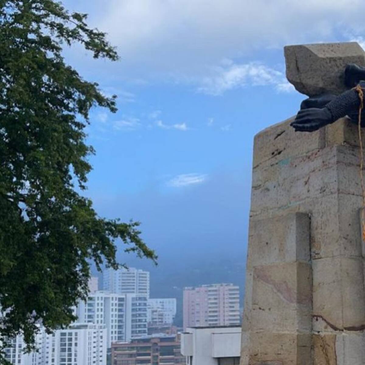 Estatua de Sebastián de Belalcazar fue derribada de su pedestal