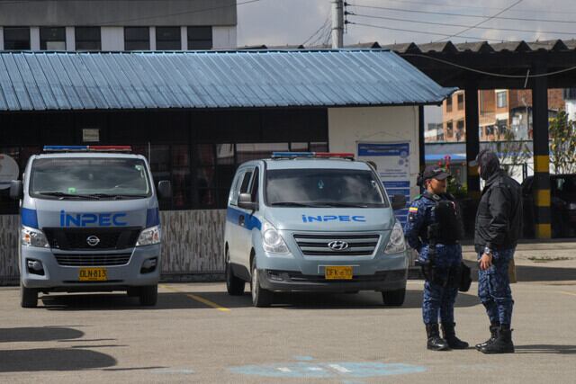 Integrantes del Instituto Nacional Penitenciario y Carcelario (Inpec), en inmediaciones del la Cárcel La Modelo de Bogotá.