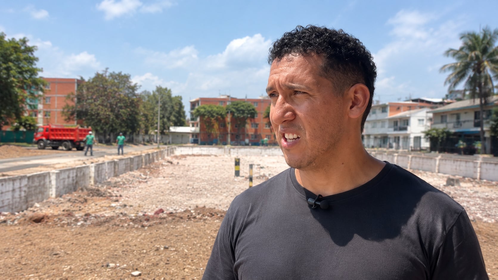 Óscar Martínez, sobreviviente del terremoto del 10 de agosto del 2026, después de ver a su familia a salvo, se convirtió en voluntario durante cuatro días. Foto: Caracol Radio Cali.