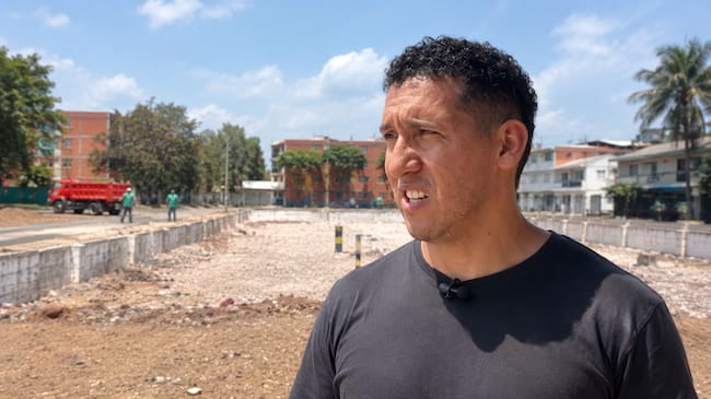 Óscar Martínez, sobreviviente del terremoto del 10 de agosto del 2026, después de ver a su familia a salvo, se convirtió en voluntario durante cuatro días. Foto: Caracol Radio Cali.